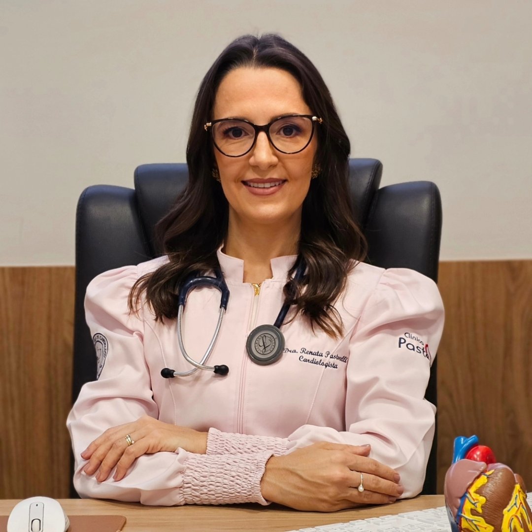 Dra. Renata Pastorelli, cardiologista, em seu consultório